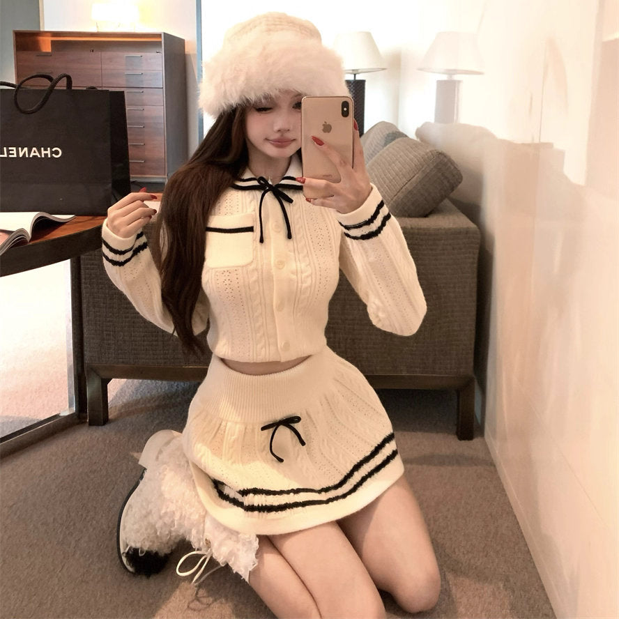 雪降る街を歩くお嬢様のホワイトリボンニットセットアップ_R0364