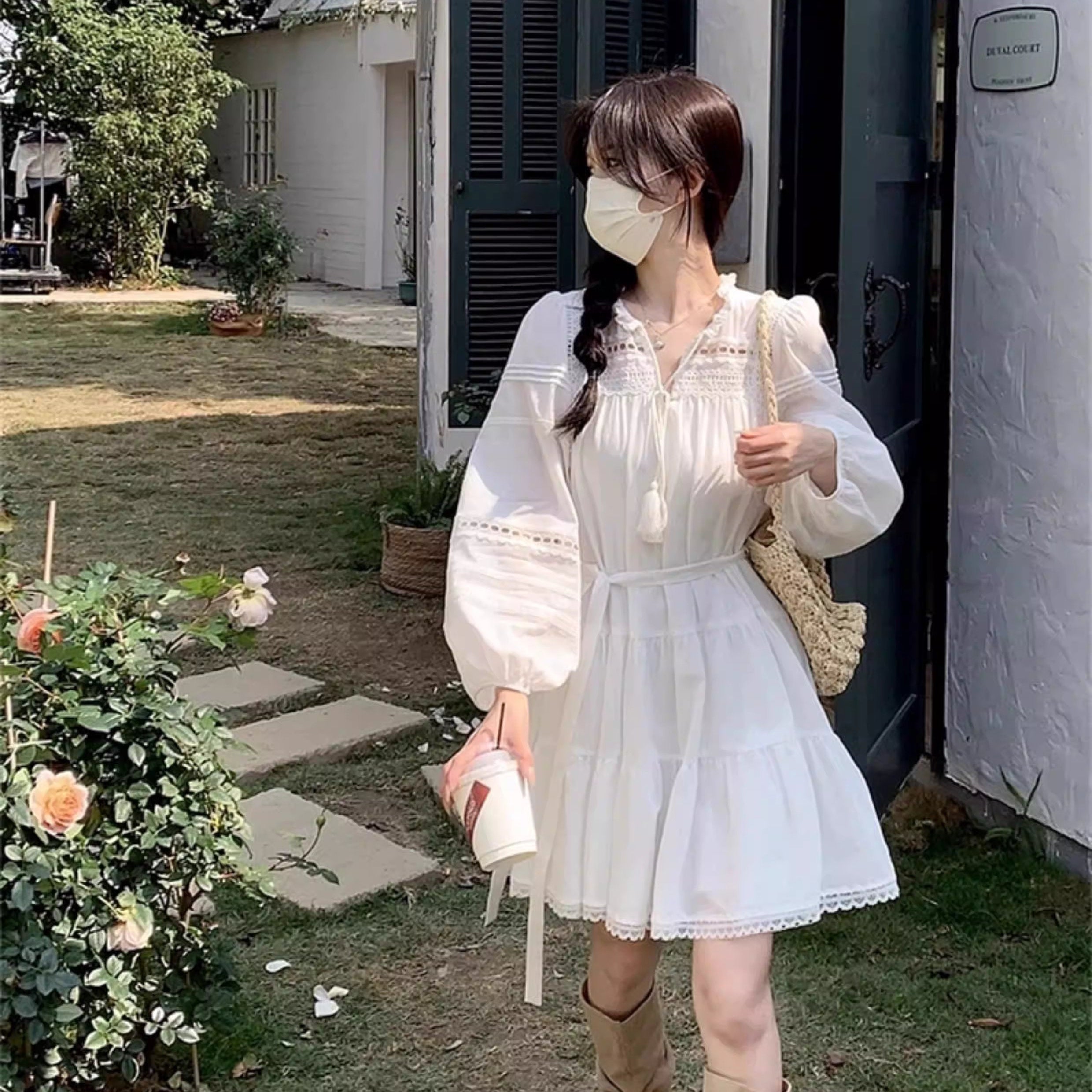 カフェで恋人を待つ女の子が着ていたレースティアードワンピース_R0478
