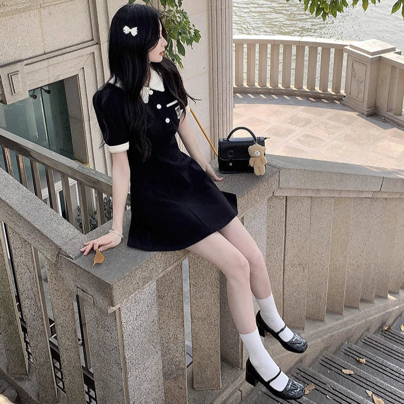 美術館のあとに向かう白襟のクラシックワンピース_R0300 – merci latte