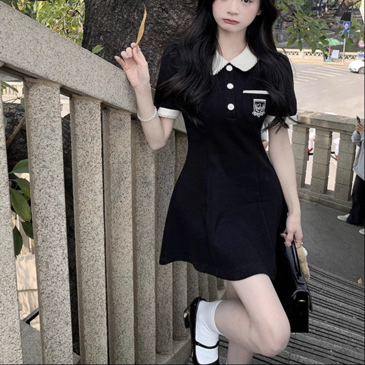 美術館のあとに向かう白襟のクラシックワンピース_R0300 – merci latte