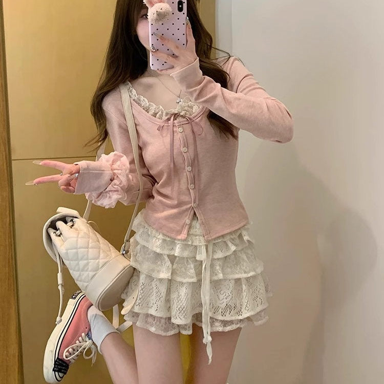 小さな花束を胸に抱いてカフェで微笑むリボンフリルトップス_R0322