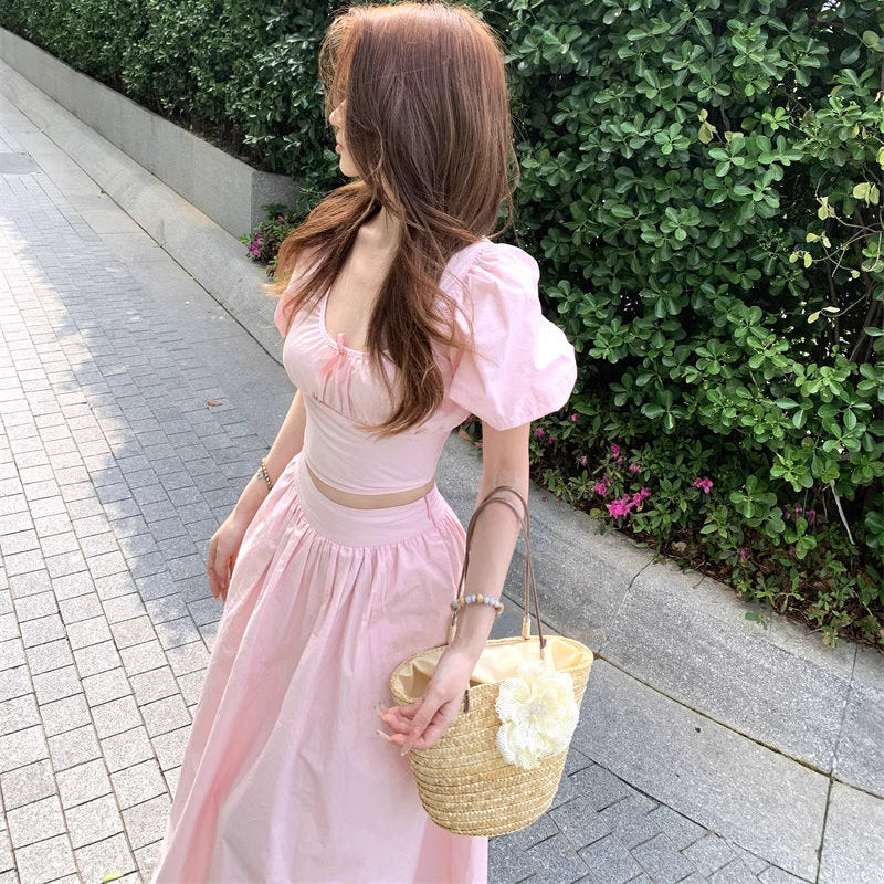 ラベンダー畑で花束を抱える午後のピンクパフスリーブコーデ_R0250