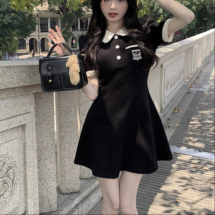 美術館のあとに向かう白襟のクラシックワンピース_R0300 – merci latte